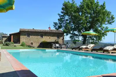 Image de Villa avec piscine et jardin