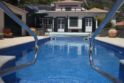 Image de Quinta traditionnelle de Madère sur la ferme de bananes, grand patio moderne et piscine chauffée, Al