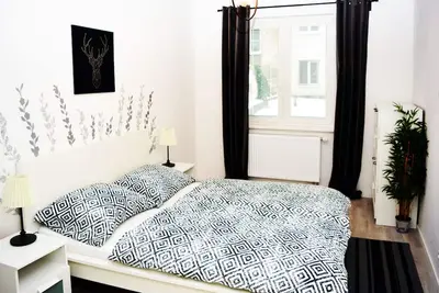 Image de Appartement confortable récemment rénové, à quelques minutes à pied de tous les sites touristiques.