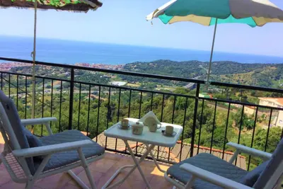 Image de Maison rustique sur montagne avec vue privilégiée sur la mer Méditerranée