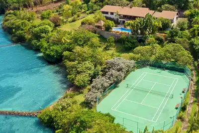 Image de # 1 à la Grenade! Retraite privée de 2 acres au bord de l'eau avec court de tennis, entretien ménager!