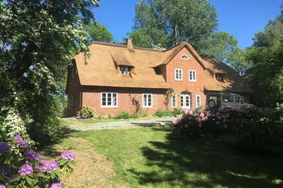 Jette Simmerdeis / Appartement 2 dans la maison au toit de chaume avec jardin aux allures de parc