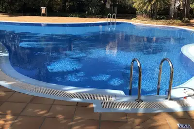 Appartement de 2 chambres, balcon, cuisine complète, douche à l'italienne, près de la plage
