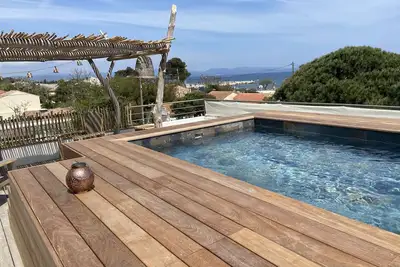 Image de Magnifique maison dans un village en bord de mer avec mini piscine sur le toit