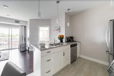 Location exécutive belle et élégante pour des séjours à plus long terme. 2 Br, 2 salles de bain.
