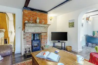 Image de A characterful and homely stone cottage in a peaceful setting.
