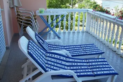 Image de Appartement de trois chambres avec la terrasse et la vue sur le mer Kampor, Rab (A-17396-b)