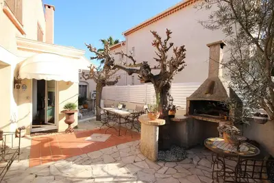 Image de Bel Appartement de plain pied de 85m², tout confort, 80m de la mer, 2 chambres, Wifi, séjour. . .