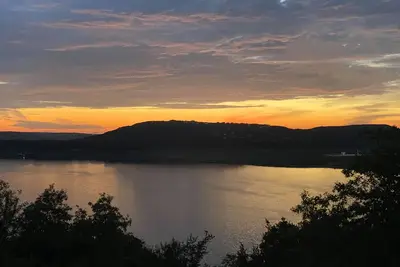 Image de Maison familiale relaxante et spacieuse, vue sur le lac!