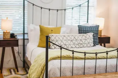 Image de Élégamment rénové appartement du centre-ville w / porche, à 5 min à pied de la rue King!