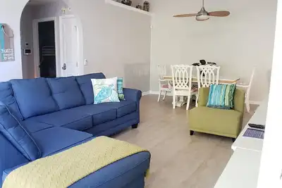 Image de Belle maison de ville de 2 chambres et 2 salles de bain, à 5 minutes de Wrightsville Beach et Mayfaire!