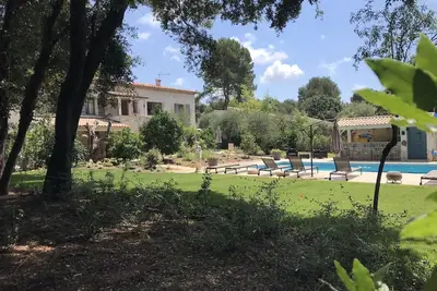 Image de Logement neuf, au Rez de jardin dans villa, avec grand jardin, grande piscine