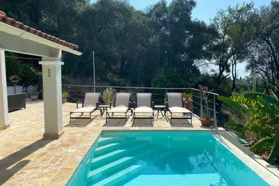 Image de Prestige Villas 'Tree Tops' - Villa Côte Nord-Est avec piscine à débordement. . .