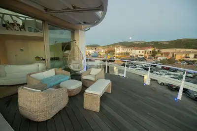 penthouse avec vue mer dans une villa de luxe en bord de mer à IsolaRossa