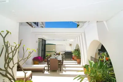 Image de White Pearl Beach apartment with shared heated pool, Bbq