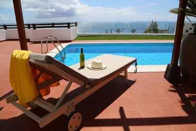 Image de Design contemporain avec vue panoramique sur l'océan, ensoleillé toute l'année