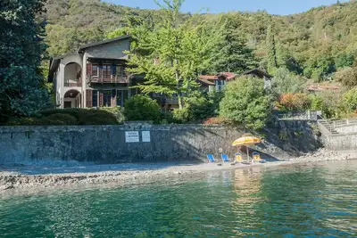 Image de Villa avec jardin face au lac