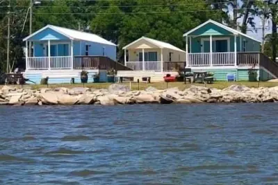 Image de (Pêche à partir du quai) Lancement de bateau, marché de fruits de mer et magasin d'appâts à côté. . .