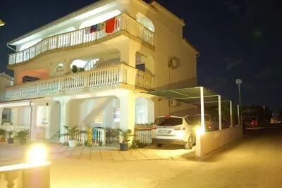 Image de 8 appartements pour 2-8 personnes, Ă 50m de la plage, barbecue, aire de jeux