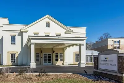 Image de Historique Patrick Henry Square Resort