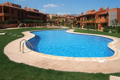 Image de Appartement résidentiel au Rc avec jardin et un accès direct à la piscine.