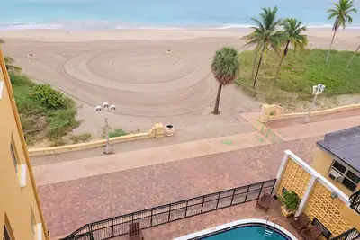 Image de Sun n'Fun 2br | 2bath Beachfront Condo