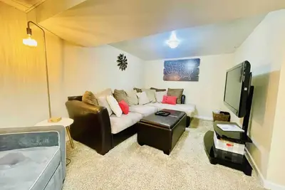 Large 2 Bed\/1Ba Private Apt, South Tabor Stay