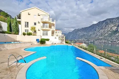 Image de 2bd apt avec piscine et superbe vue Kotor