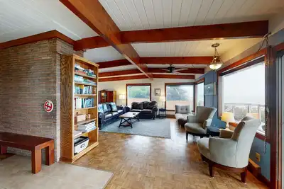 Image de Maison en bord de mer spacieuse pour les chiens avec barbecue à gaz privé, foyer et Wi-Fi gratuit