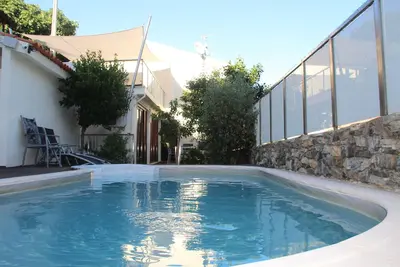 Image de Villa avec piscine, 3 chambres, 2 salles de bain, cuisine, terrasse et jardin