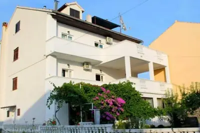 Image de Juričev Ap 3, 100 à la plage, 2 + 1 couchages, 1er étage, WiFi gratuit, balcon