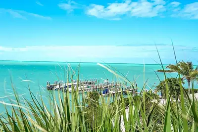 Image de ** NOUVEAUTÉS SPÉCIALES Pour Le PROPRIÉTAIRE ** Condo de rêve au bord de l'eau avec vue panoramique, accès au quai