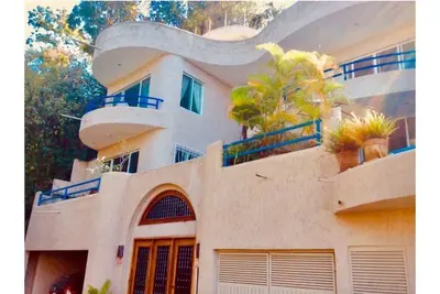 Image de Green Apartment con vista al mar y a las montañas en casa elegante
