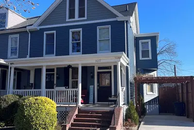 Image de Victorian home just a block from the water in historic Havre de Grace!