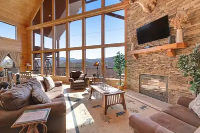 Image de Cabine familiale avec terrasse, table de billard, bain à remous privé et vue imprenable!