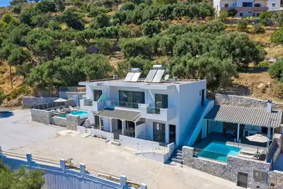 Image de Villa spectaculaire avec vue sur la mer, près des tavernes et des plages de sable 1