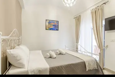 Image de La maison est située au cœur de Naples, à proximité de la via Toledo et de la via Chiaia.