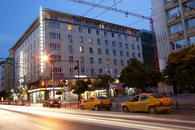 Image de Chambres renouvelées d'hôtel situé au plein centre entouré de points d’intérêt.