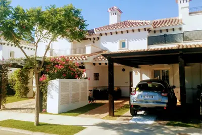 Image de Maison de ville moderne de luxe avec vue sur le golf