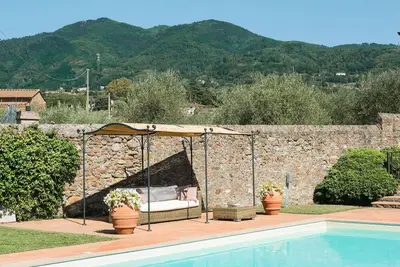 Image de Antique ferme sur les collines de Lucca