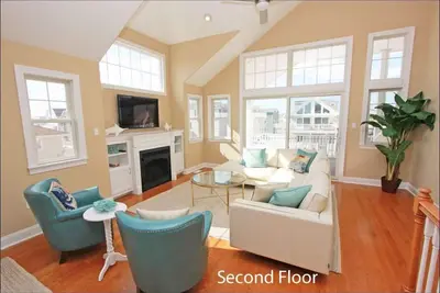 Image de Magnifique, Haut De Gamme! Appareils électroménagers en acier inoxydable et mises à niveau partout! 2 places de stationnement hors rue et une cour arrière clôturée