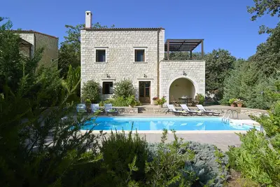 Villa Alkioni, Villa en pierre luxueuse et traditionnelle à Réthymnon avec piscine privée