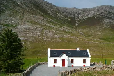 GÎTE D'Auto-Restauration Dans La VALLÉE Picturesque D'Inagh Avec Wi-Fi