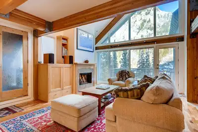 Image de Superbe Alta Ski In / Ski Out Condo 3 Chambres Plus Loft avec Jacuzzi et Cheminée