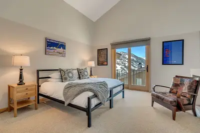 Image de Condominium magnifiquement mis à jour avec deux cheminées et bain à remous privé