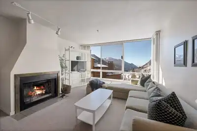 Image de Ski in / Ski Out Condominium pittoresque avec cheminée et vue sur la montagne