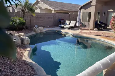 Image de Impressionnante maison Chandler avec 4 chambres et piscine chauffée dans une cour privée