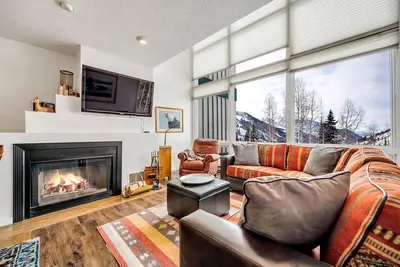 Image de Ski in / ski out à ce charmant, mis à jour 2 chambres avec loft ouvert et cheminée