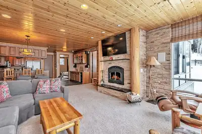 Image de Condominium mis à jour avec foyer au bois, réfrigérateur à vin et comptoirs en granit