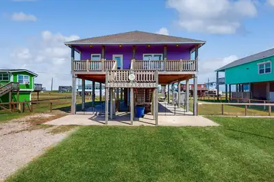 Image de Magnifique maison au bord de l'eau avec ponts avant et arrière, vues incroyables et accès à la plage